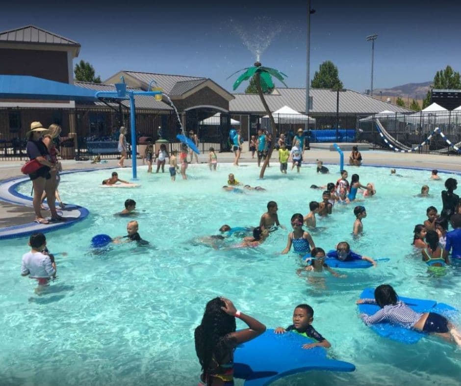 El Centro Acuático de San Ramon cuenta con una psicina al aire libre, múltiples juegos acuáticos y hasta un tobogán para toda la familia. Las áreas sombreadas y las mesas cubiertas son ideales para realizar picnics. 
<b>Más información <a href="http://www.sanramon.ca.gov/our_city/departments_and_divisions/parks_community_services/aquatics" target="_blank">aquí.</a></b>