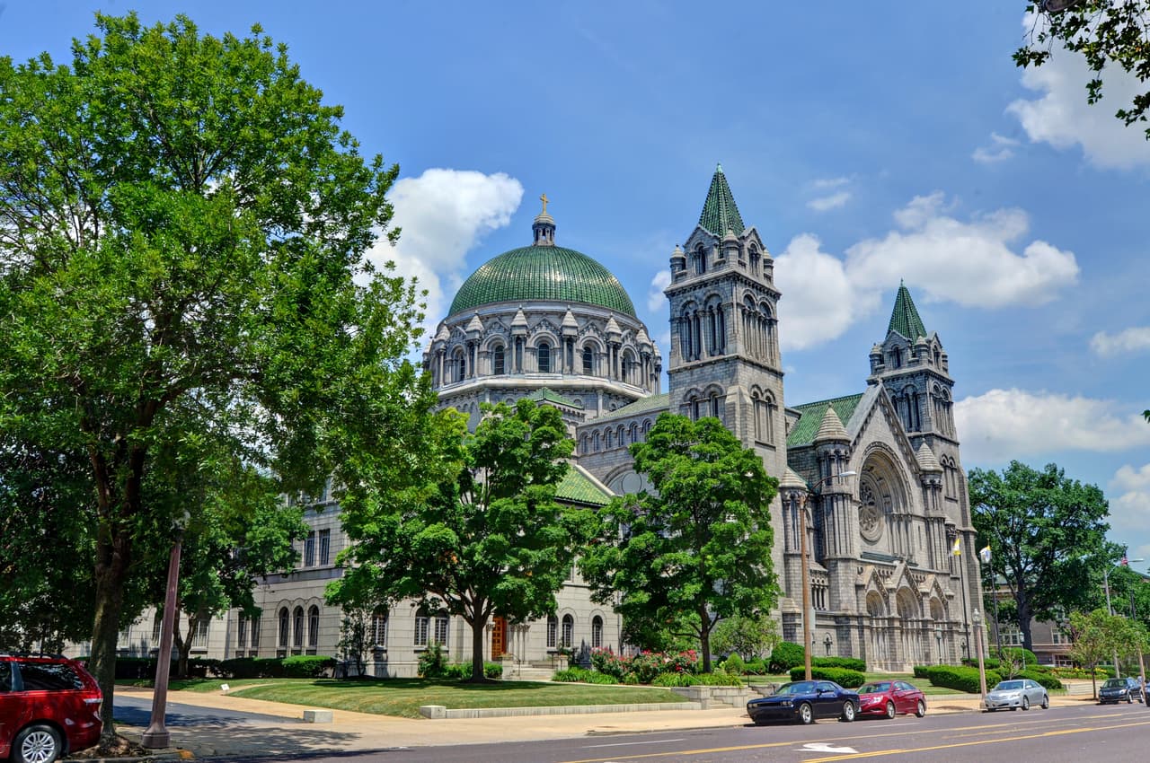 <b>Catedral Basílica de San Luis. </b>Uno de los mosaicos más grandes del mundo recibe a los visitantes de esta hermosa catedral católica en Missouri, hogar de un vitral de 41.5 millones de piezas diseñado en parte por Tiffany. Camine bajo las dos cúpulas de la basílica y muchos arcos para ver la extensión de 83,000 pies cuadrados de mosaicos antes de descender a las criptas y al museo de la basílica para aprender más sobre su historia.