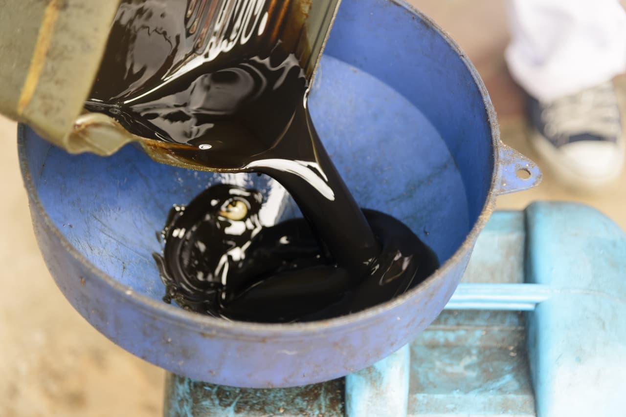 7) 
<b>Revisa el color del aceite</b>. Dependiendo del uso debe ser de algún grado de marrón. Si es totalmente negro ya es hora de cambiarlo, pero si es claro o lechoso es posible que el refrigerante se esté filtrando al motor. También es importante asegurarse de que no contenga residuos metálicos, si los encuentras puede que exista daño interno.