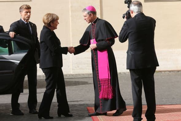 Acto seguido la líder alemana se reunió durante más de una hora con el secretario de Estado vaticano, Pietro Parolín, y con el responsable de Relaciones con los Estados Paul Richard Gallagher.