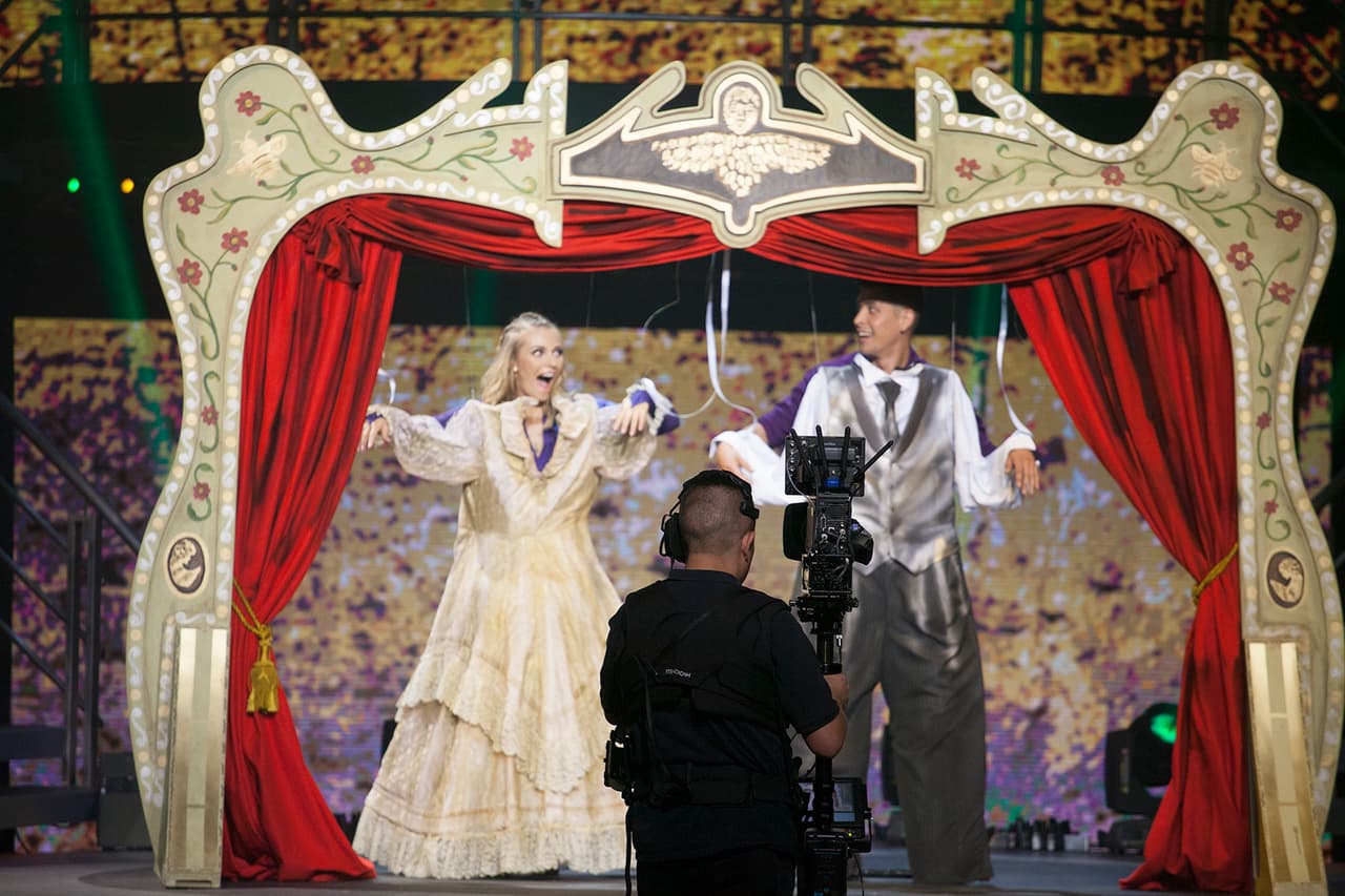 Para la segunda gala, Irina Baeva sorprendió a todos con el número que presentó junto a su bailarín, ya que en el escenario aparecieron detrás de unos trajes de época, aparentando que ejecutarían un baile clásico.