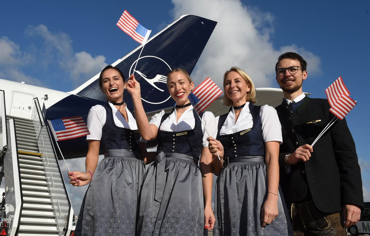 Miembros de la tripulación de un vuelo de Lufthansa antes de partir desde Múnich hacia Miami, el 8 de noviembre de 2021.
<br>
<br>Estados Unidos reabrió sus fronteras terrestres y aéreas a los visitantes extranjeros completamente vacunados contra el
<a href="https://www.univision.com/noticias/coronavirus"><u>covid-19</u></a>, poniendo fin a 20 meses de restricciones de viaje que separaban familias y frenaban el turismo y los negocios.
<br>