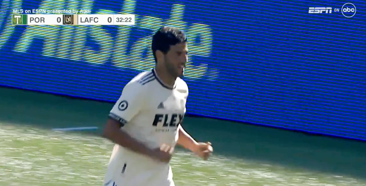 ¡Claudio Bravo frena a Carlos Vela!