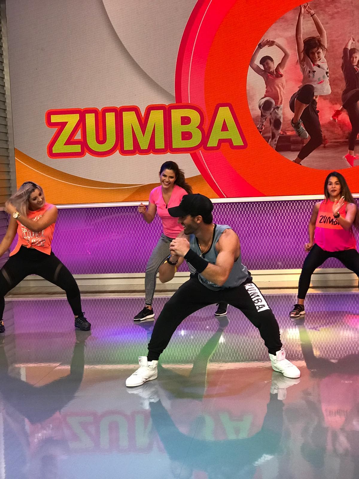 El bailarín sentenció a la mexicana con ponerla a realizar pasos de los géneros más sonados en la actualidad: “Si no tuviste suficiente conmigo en Mira Quién Baila, aquí llego con la zumba para que veas que también se puede quemar calorías, sentir más alegría y bailar los ritmos más pegajosos”.