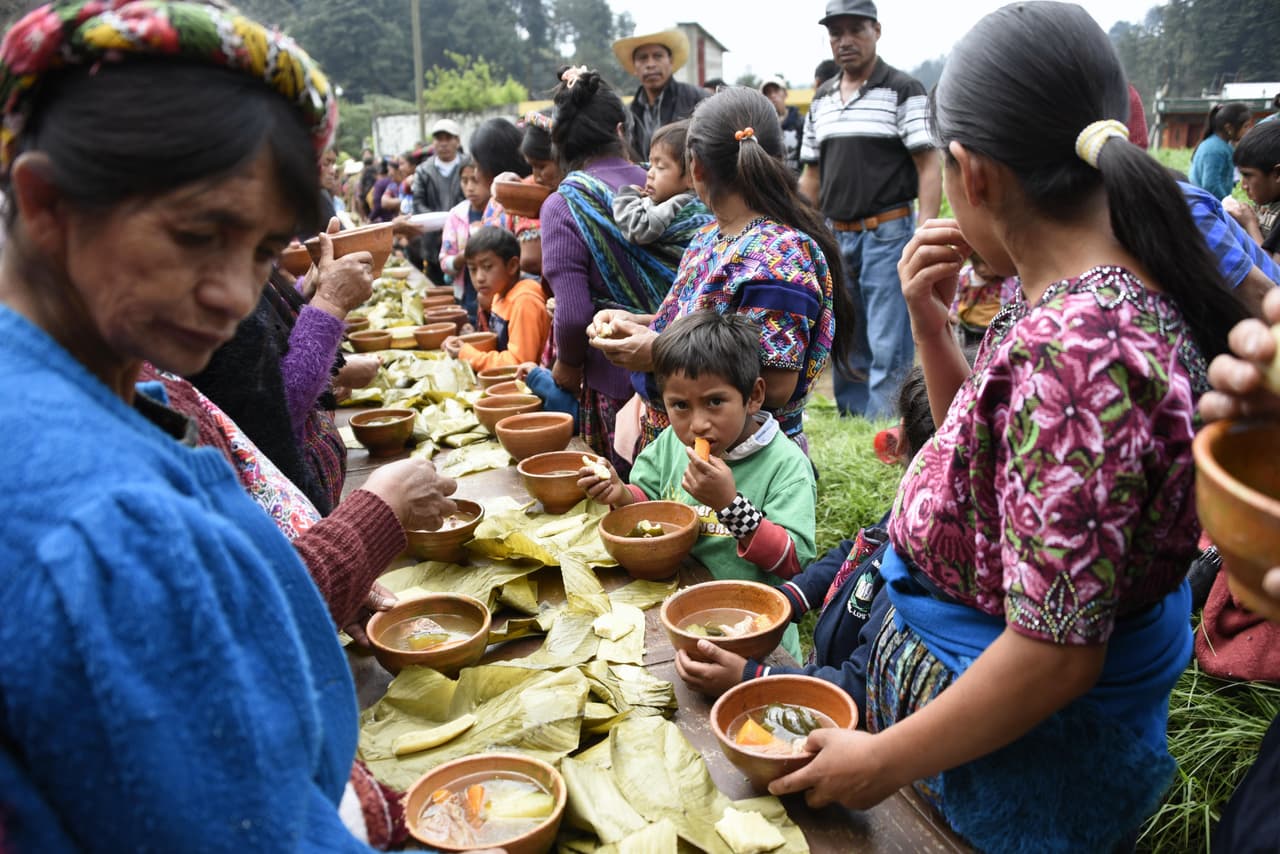 La comida fue parte primordial de los funerales. Centenares de platos fueron repartidos entre los asistentes durante tres días.