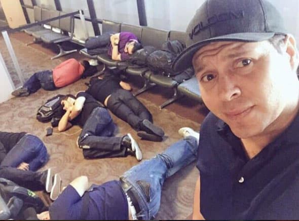 La Banda MS entre shows y shows, agarran cualquier lugarcito para descansar.