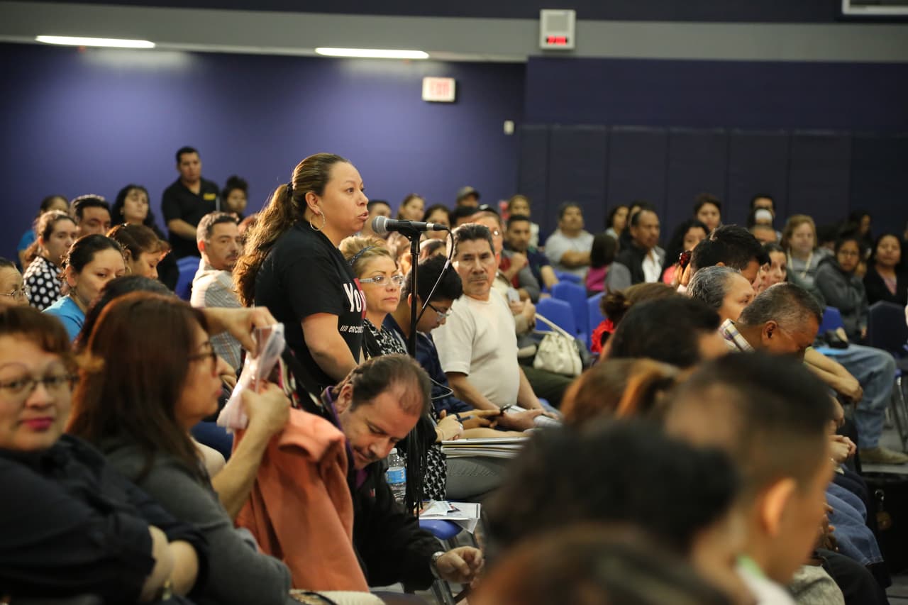 Esta mujer expresó su temor a ser detenida conduciendo sin tener una licencia válida y le preguntó al sheriff González qué pueden hacer las personas como ella que necesitan conducir a diario, pero no tienen el documento. La respuesta del sheriff y de los abogados fue que se debe tener algún documento para identificarse en caso de tener una parada de tráfico, para tratar de evitar que el caso vaya más allá de recibir una infracción.