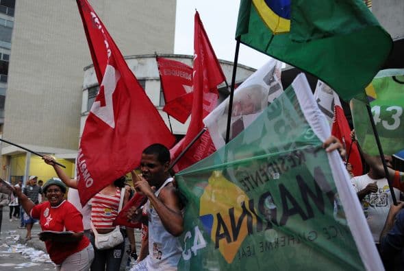 La candidata del Partido Verde, por su parte, se trasladó a Rio de Janerio, donde realizó un paseo en carro abierto por barrios populares, y para la tarde tenía previsto acudir a la ciudad histórica de Diamantina, en el estado de Minas Gerais, para una visita a la casa del fallecido ex presidente Juscelino Kubitschek.