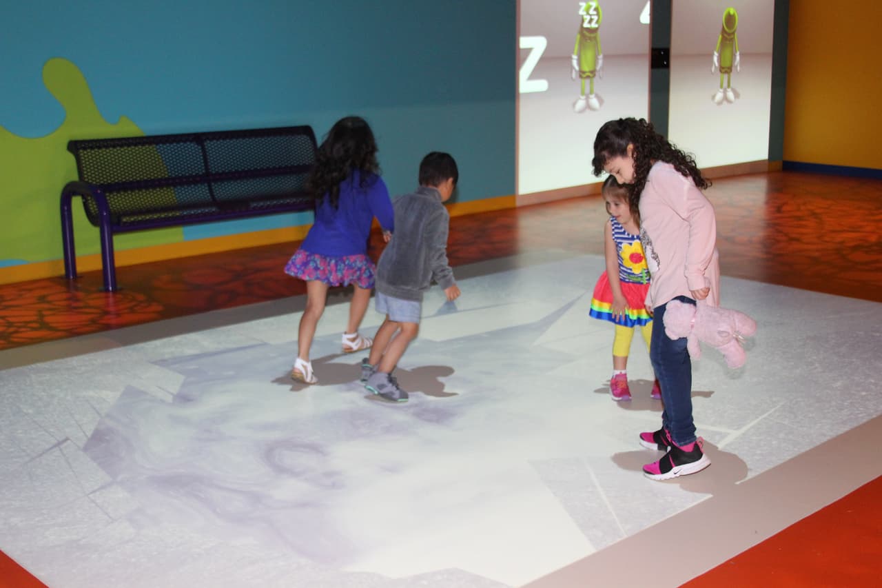 En esta pista blanca, los niños juegan con proyecciones interactivas.