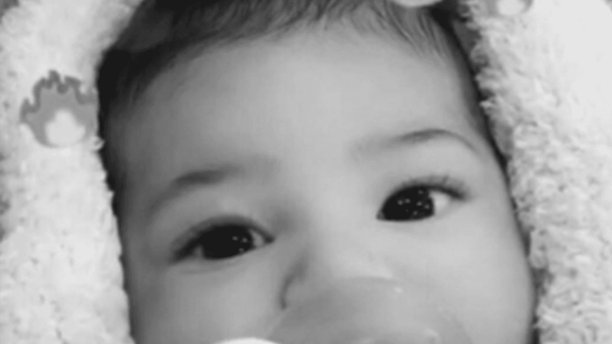 De manera sorpresiva, la celebridad decidió borrar de sus redes todas las imágenes de la bebé tras argumentar que era una medida de seguridad y que prefería mantenerla lejos del ojo público.