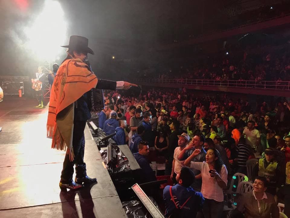 Jorge Hernández, se dejó consentir y le regalaron todo tipo de detalles de la cultura colombiana, como este lindo gabán de lana.