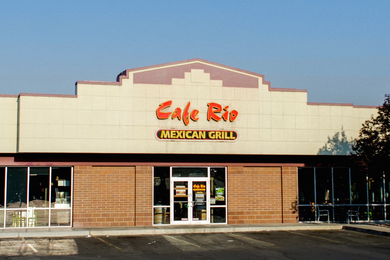 <b>Puesto 11. Cafe Rio Mexican Grill.</b> Comenzó en 1997 en St George, Utah. 
<a href="https://unclejulios.com/"><u>Tiene 139 restaurantes en ese estado y también en Arizona, California, Maryland, Colorado, Montana, Washington e Idaho</u></a>. En 2019 obtuvo una ganancia de 267 millones de dólares.