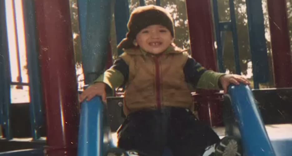 Agentes del Departamento de Policía de Los Ángeles (LAPD) dijeron inicialmente que el cuerpo del niño mostraba evidencias de abuso y malnutrición.