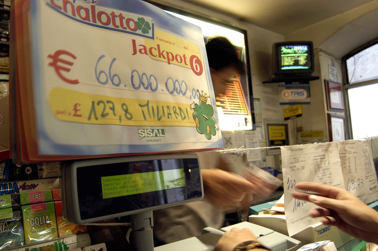 Un hombre es acusado de robarle un boleto de lotería ganador a una anciana 