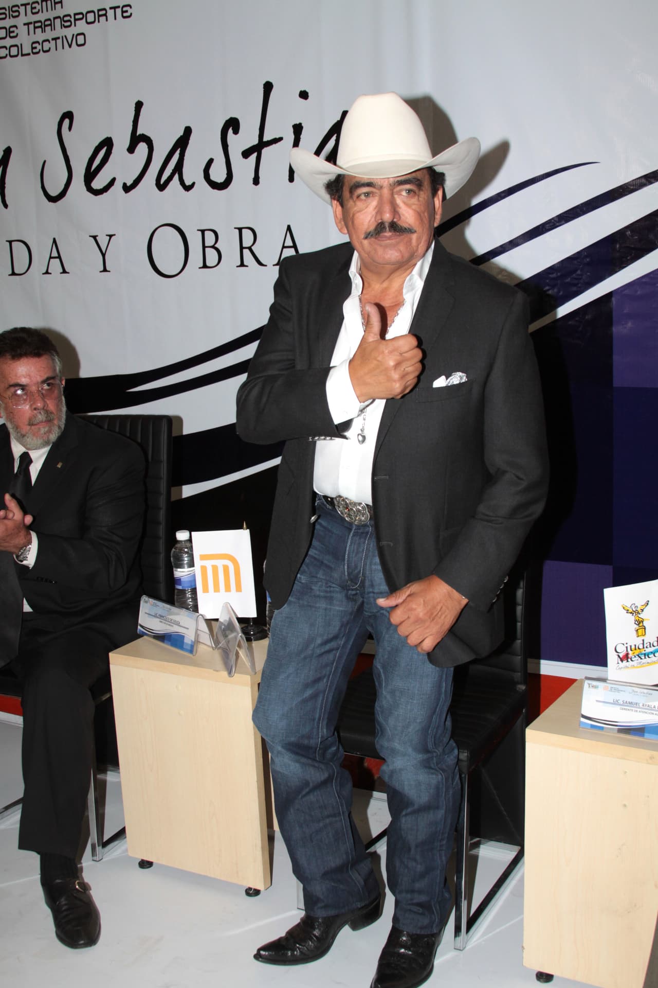 La muerte de Joan Sebastian, conocido como el rey del jaripeo, también provocó una serie de problemas entre sus familiares, quienes reclamaban parte de su fortuna. En junio pasado, a casi cuatro años de su muerte, una jueza determinó que la herencia solo podía ser reclamada por su viuda y sus hijos, pero no por sus hermanas.