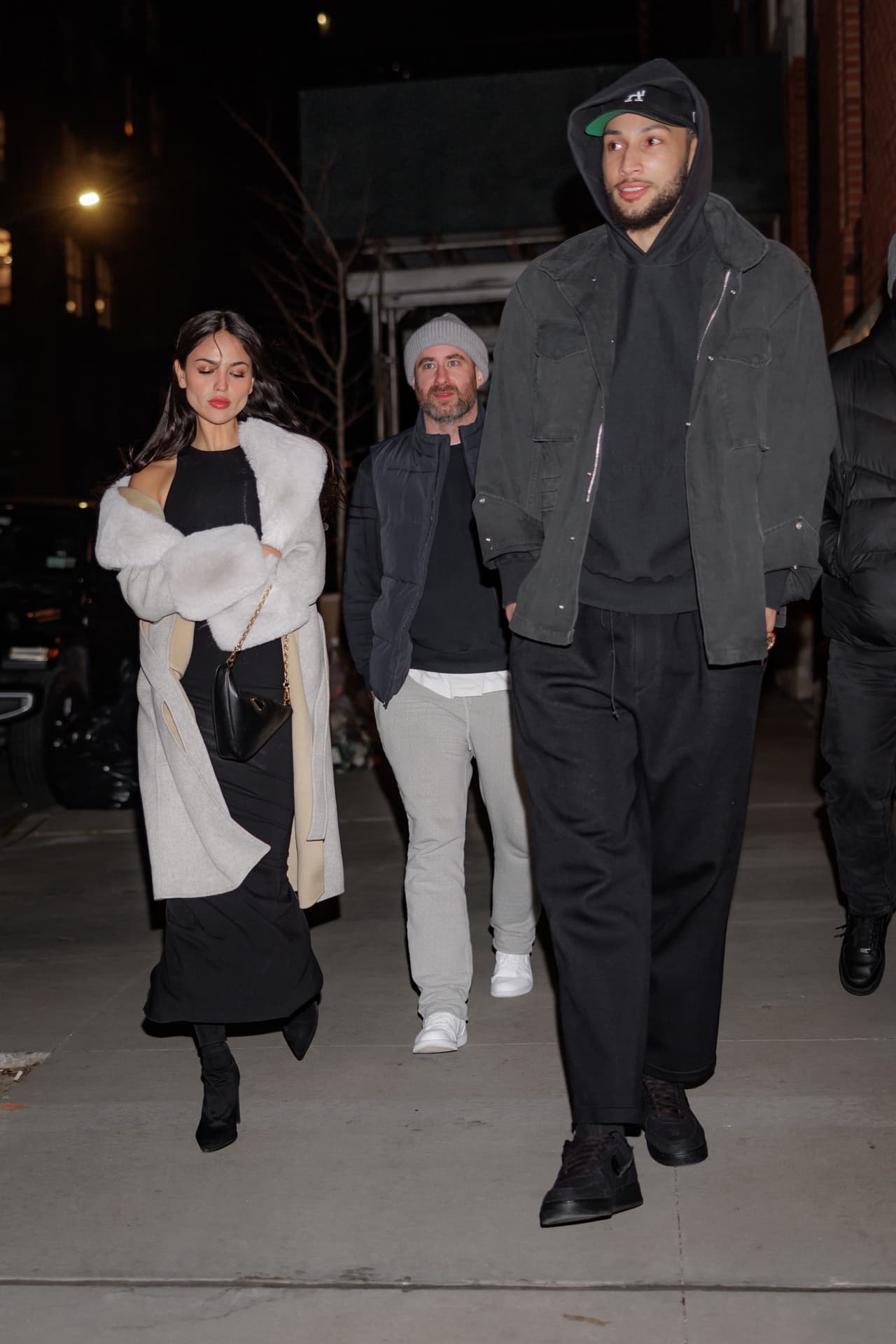 Las nuevas imágenes con la estrella de la NBA han avivado las especulaciones alrededor de la vida amorosa de la estrella de 
<b><a href="https://www.vix.com/es-es/detail/series-596?utm_medium=internal_referral&utm_source=univision&utm_campaign=breaking_news&utm_content=ed_entertainment&utm_term=slideshow" target="_blank">Amores Verdaderos, que puedes ver gratis aquí en ViX. </a></b>
<br>