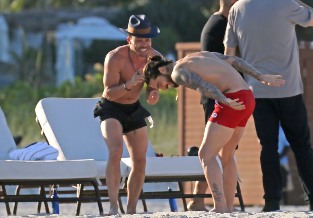 Muertos de risa Prince Royce y Maluma, quienes han compartido otras veces, aunque no en la playa, en Miami.