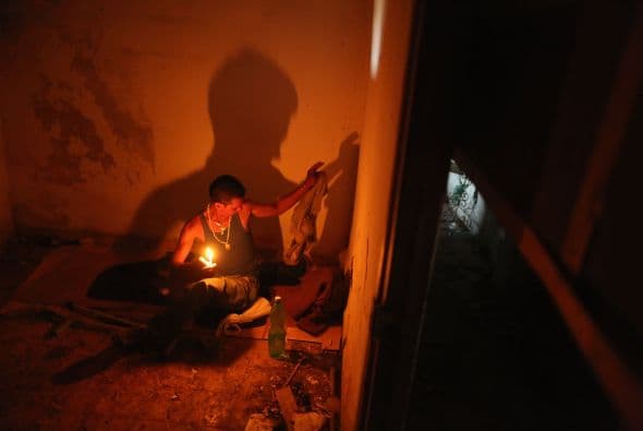 Aquí lo vemos sobre unos cartones y pedazos de tela que él utiliza como cama.