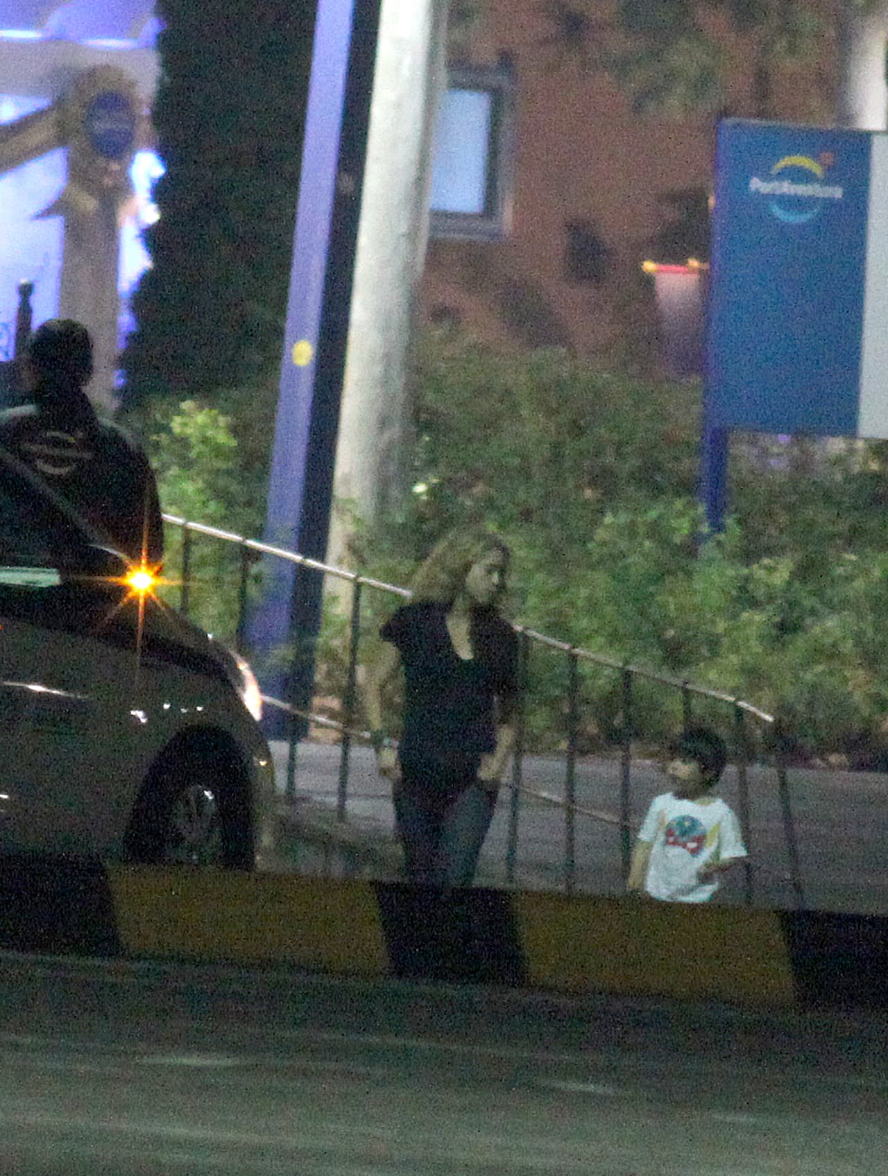 Milan caminó junto a su mami.