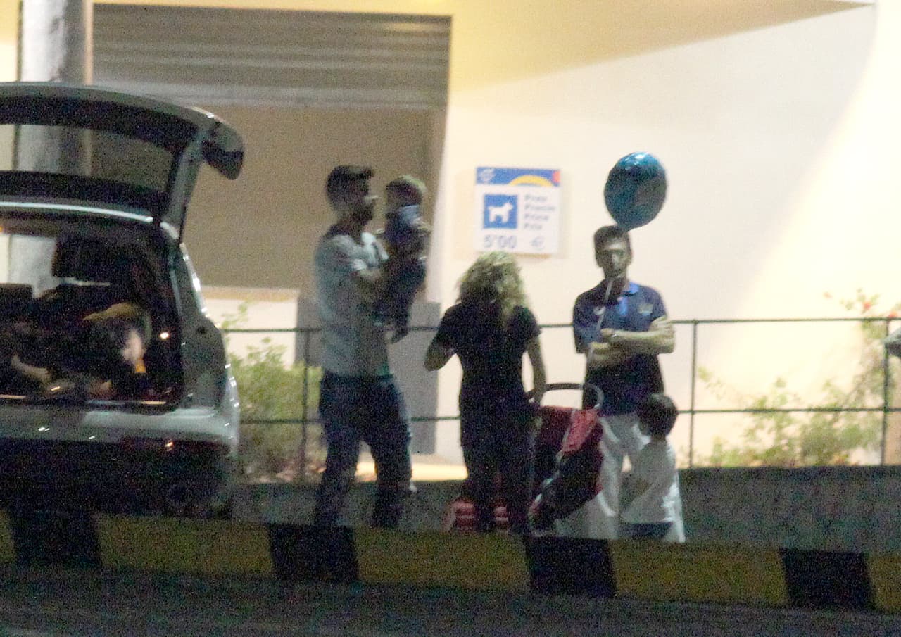 Ya había caído la noche cuando la diva y sus peques salieron del lugar.