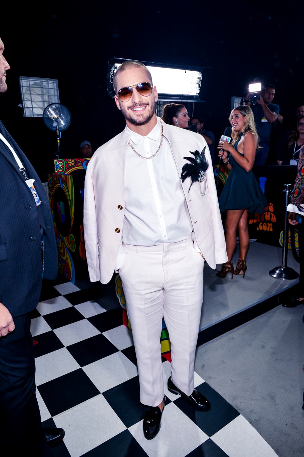 Maluma fue uno de los más elegantes de la noche. Eligió un traje de lino rosado que lo hizo resaltar entre la cierta informalidad y look deportivo de los otros asistentes de la alfombra. Sus zapatos de charol negros y su broche de plumas lo hacían parecer un gánster de los 50, de estilo moderno.