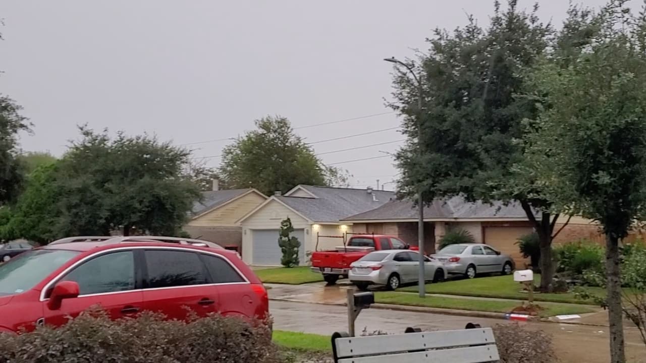 Héctor Cruz - "Reporte desde el norte de Houston, como se puede ver el viento ya ha bajado la intensidad y las lluvias de igual manera ya han desminuido pero todavía no podemos cofiarnos, el mal tiempo sigue activo".
