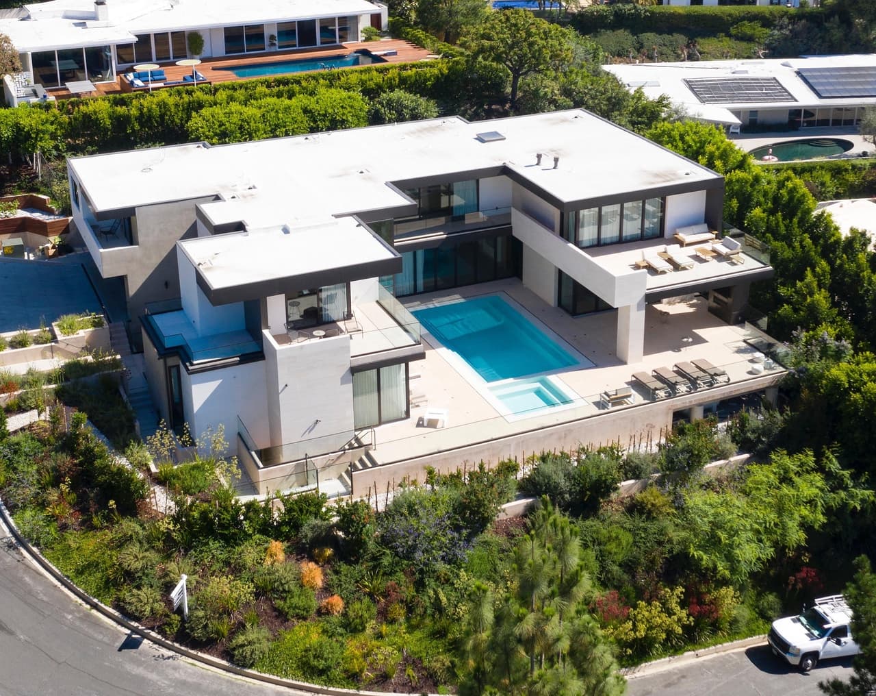 Fuentes inmobiliarias han revelado al sitio web que la exprimera dama alquiló esta casa, la cual se encuentra valuada en 23 millones de dólares. 
<b>No se reveló cuánto pagarán los Obama por el alquiler.</b>
<br>