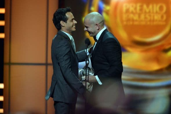 Pitbull le entregó el premio.