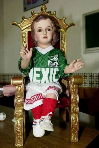 La celebración del 5 de Mayo da para todo, y eso aplica a la vestimenta. Algunos muy tradicionales, otros no tanto, pero lo que cuenta es el color y sabor de nuestras raíces ¿No lo crees? ¿Cinco de Mayo no es un día festivo?, la respuesta aquí