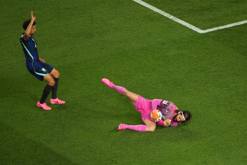 Apenas al iniciar el partido, el guardameta brasileño Alisson Becker realiza una atajada de peligro.