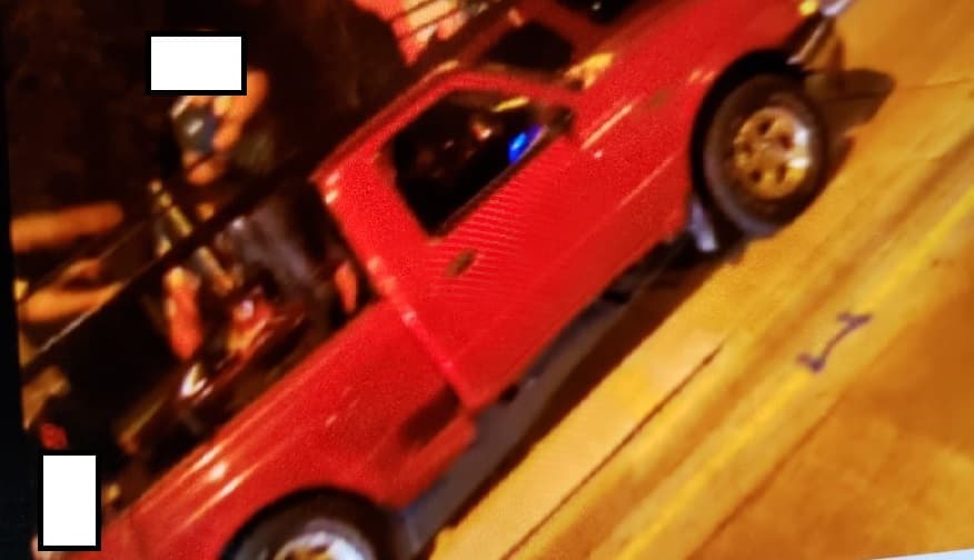 Buscan camioneta roja que lesiona a una mujer en parada de autobús durante las celebraciones patrias