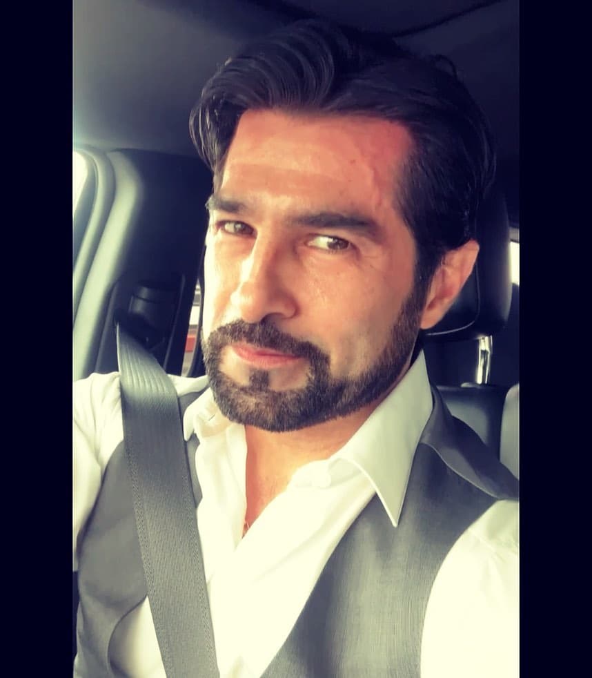 En entrevista con el presentador Fernando Lozano, el actor dijo que 
<b>se sintió "ofendido" </b>cuando Aracely Arámbula evitaba a toda costa que su relación se hiciera pública y 
<a href="https://www.univision.com/famosos/aracely-arambula-hijos-luis-miguel-arturo-carmona">lo negaba como pareja</a>. En la entrevista publicada en octubre de 2021 también señaló que fue como un padre para los dos hijos que tuvo la actriz con Luis Miguel.