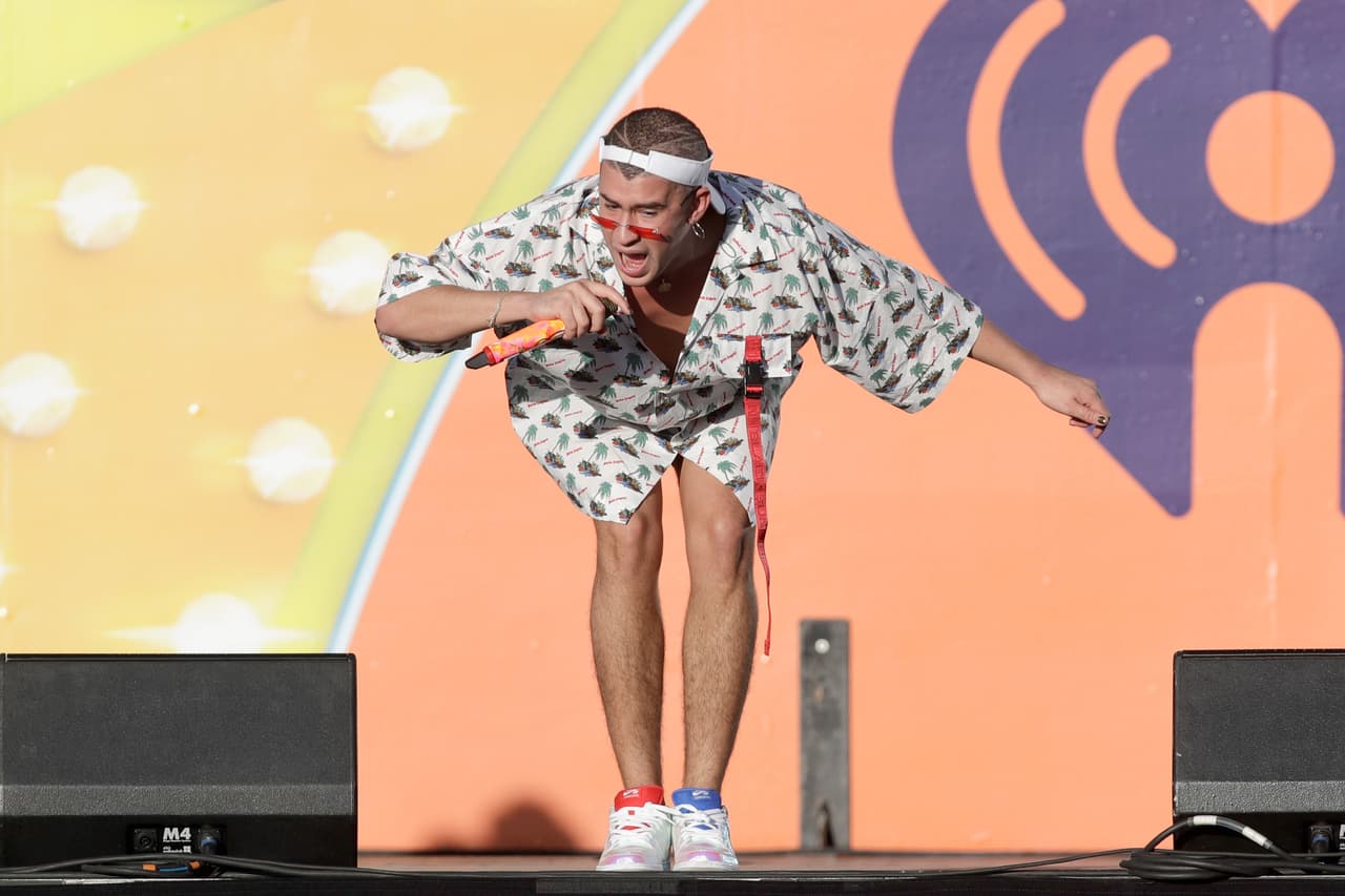 Cuando 
<b><a href="https://www.univision.com/musica/uforia-music/bad-bunny-rinde-tributo-a-su-idolo-de-la-lucha-libre-en-el-video-que-grabo-junto-al-rapero-drake">se reunió con Drake, para la grabación del tema 'Mía'</a></b>, además de platicar de música pudo hablar de baloncesto con el cantante, según contó en una entrevista con la revista Billboard.