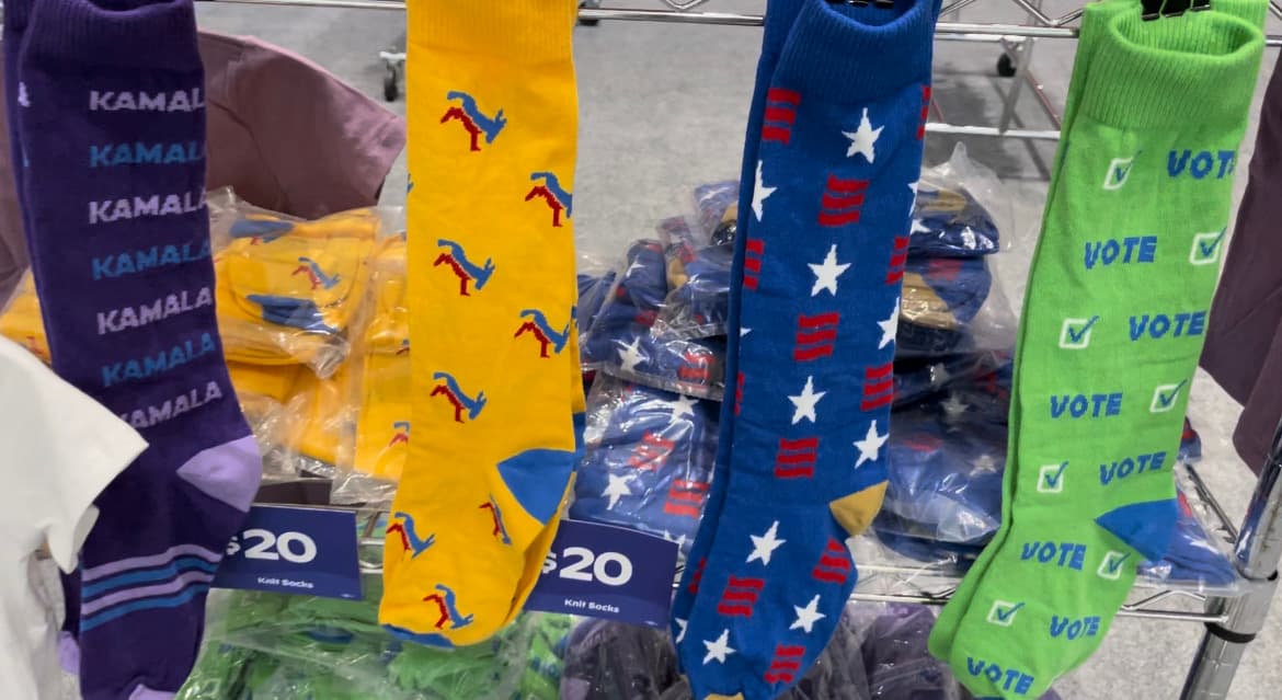 ¿Calcetas de Kamala Harris? o ¿Qué tal unas medias verdes motivando al voto? Estas solo las encuentras en la Convención Nacional Demócrata.