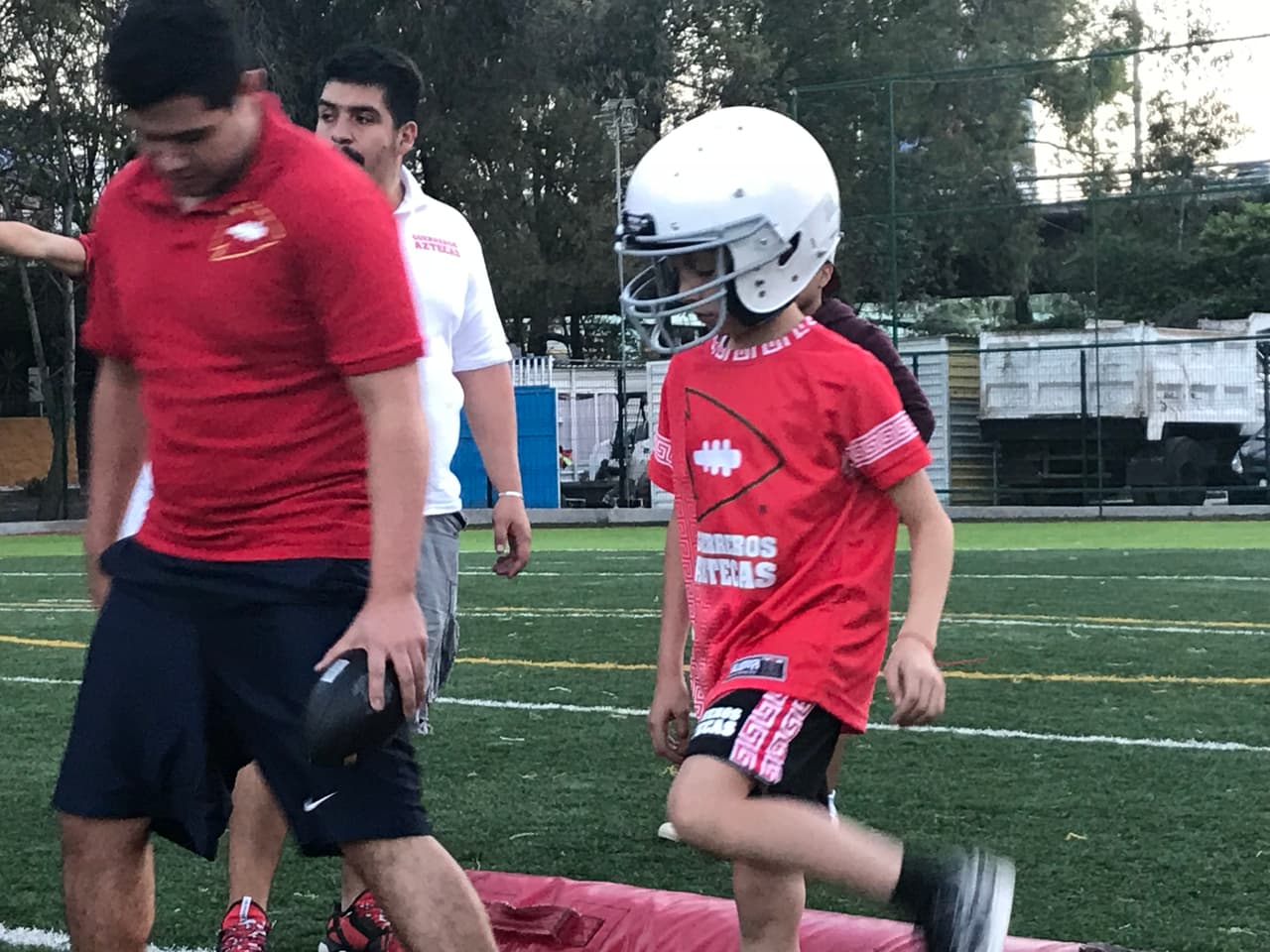 "Me encanta el baile, la actuación y el modelaje, pero, tengo la curiosidad de juagar ya más en forma el fútbol americano", concluyó Patricio quien acabó cansado y sediento después de dos horas de entrenamiento.