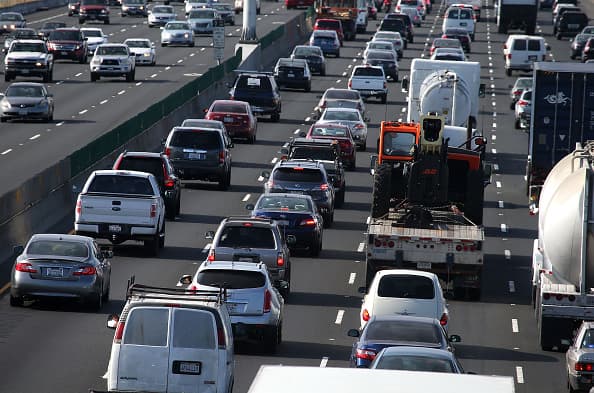 A pesar del
<a href="https://www.univision.com/noticias/criminalidad/huachicoleo-estados-unidos-elevado-costo-gasolina">alto precio de la gasolina</a>, un récord de
<b>42 millones de personas se desplazarán en auto</b> durante el fin de semana del
<a href="https://www.univision.com/noticias/podran-estadounidenses-celebrar-4-de-julio-independencia-del-coronavirus-como-anuncio-biden">4 de Julio</a>, según proyecciones de la Asociación Estadounidense de Automóviles (AAA por sus siglas en inglés).