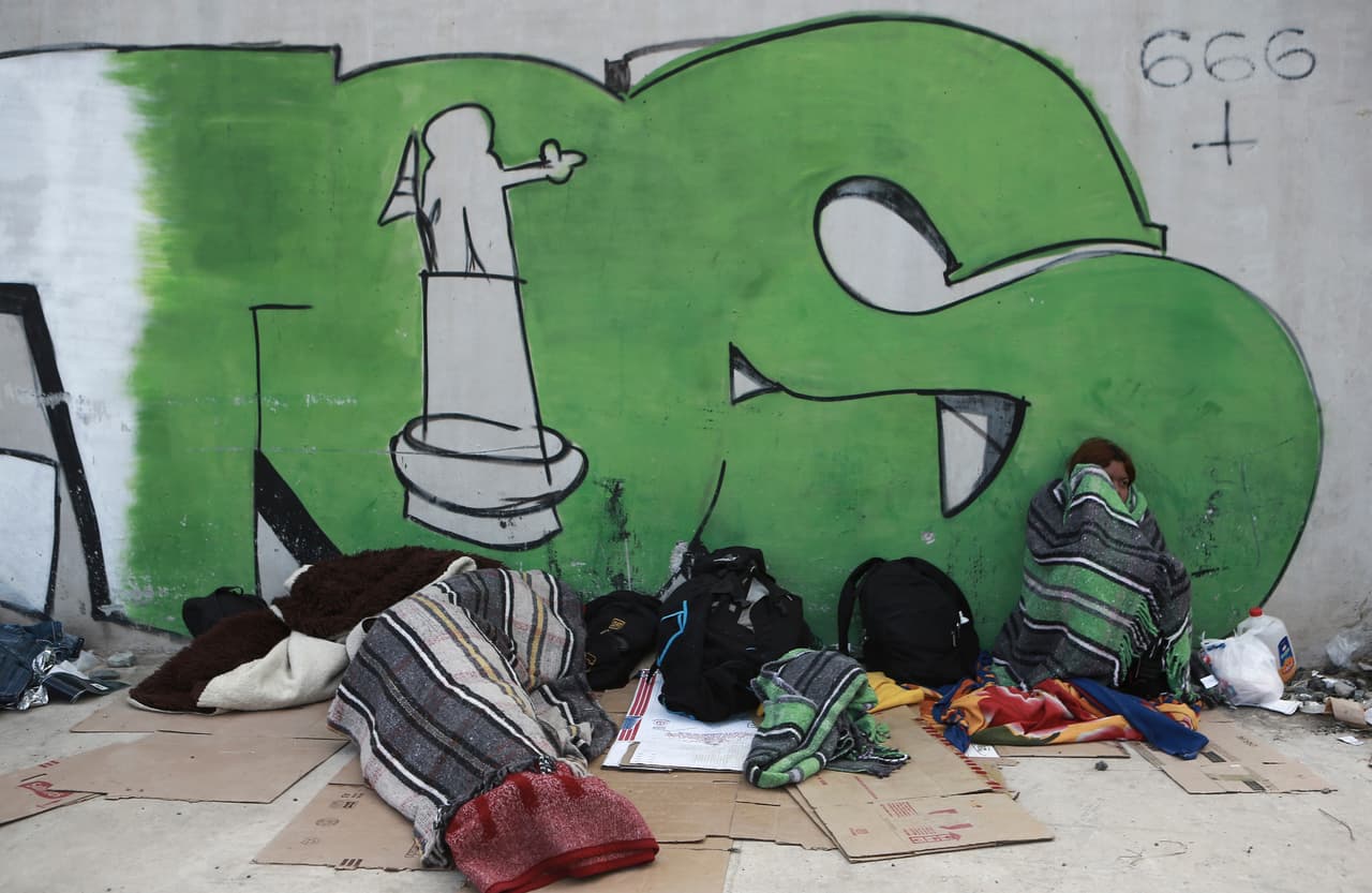 El anuncio de DHS contemplaba además que quienes cruzaran de forma irregular a Estados Unidos serían devueltos a México. La imagen muestra a un grupo de venezolanos afectados por la política. Tras ser expulsados, 
<b>dormían en una calle de Ciudad Juárez, en México, </b>cerca del río Grande, el pasado 18 de octubre de 2022.
<br>
<br>El diario local La Verdad de Juárez refiere que hasta el 20 de octubre la ciudad ha recibido a 1,579 migrantes de Venezuela expulsados por Estados Unidos. Aseguran que la mayoría permanece en situación de calle, mientras unos pocos han sido reubicados en albergues o hacia espacios improvisados por el gobierno local.