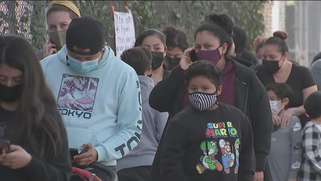 Padres de familia en Los Ángeles, contra el tiempo para hacerle la prueba de coronavirus a sus hijos