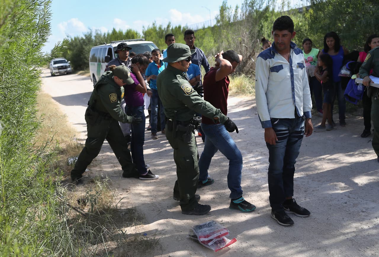 <b>Fin de la política de ‘catch and release’. </b>En abril de 2018 Trump firmó un memorando con una serie de órdenes para acabar con
<a href="https://www.univision.com/noticias/inmigracion/la-casa-blanca-publica-memorando-que-pone-fin-a-la-politica-migratoria-del-catch-and-release">la política de 'capturar y liberar'</a>, que consistía en que luego de ser capturados los inmigrantes eran procesados y liberados con un grillete mientras avanzaba el proceso con las autoridades migratorias. La medida busca establecer nuevos espacios para mantener encerrados a los indocumentados y acelerar los procesos de deportación.