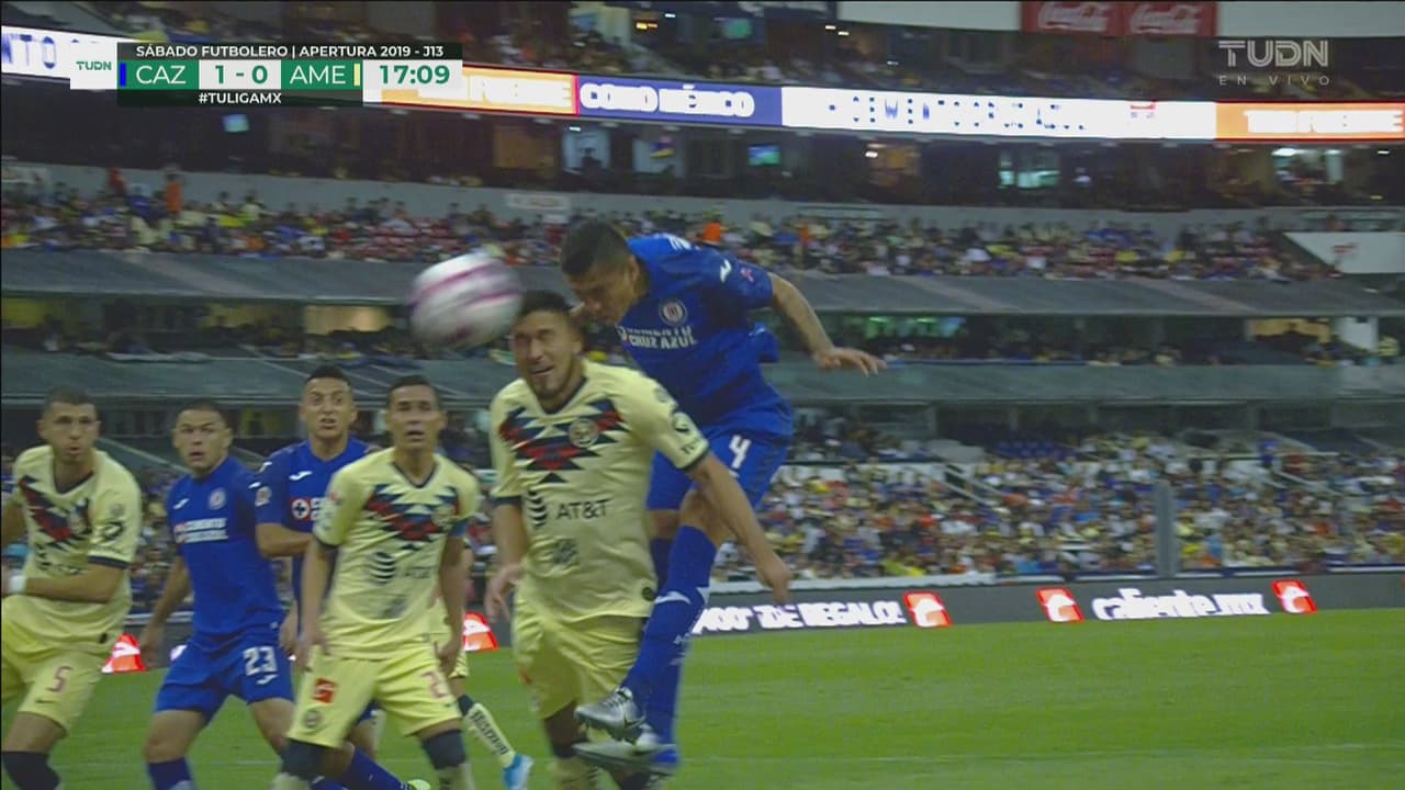 ¡Accidentado gol! ‘Cata’ Domínguez se lleva a Bruno Valdez y anota