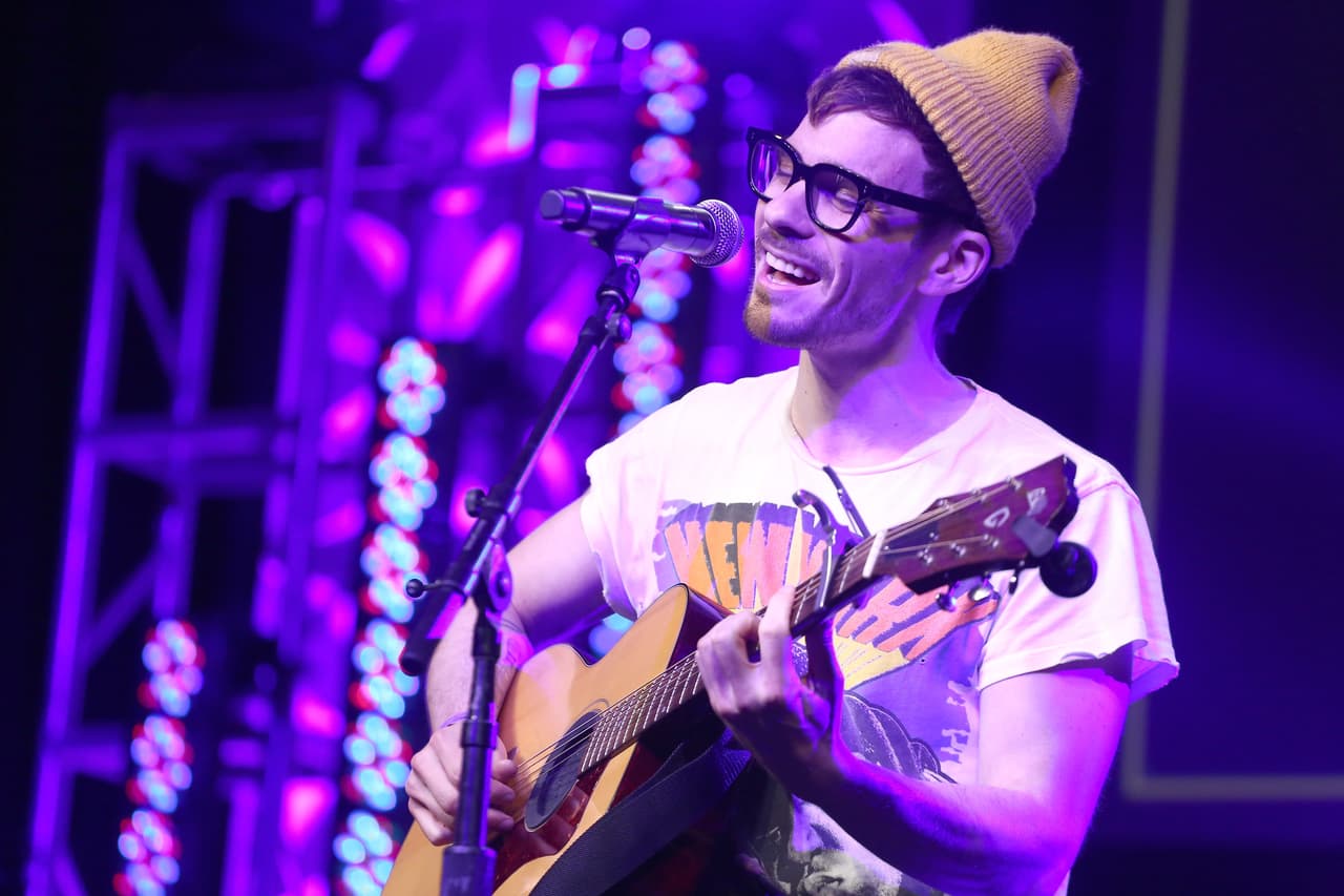 Koma, de 32 años, publicó 
<b><a href="https://www.instagram.com/p/B6Zh_ShhHH6/" target="_blank">la misma foto</a></b> de recién casados que compartió su ahora esposa y agregó: "
<b><a href="https://www.univision.com/entretenimiento/chismes/hilary-duff-no-cree-en-el-amor-para-toda-la-vida" target="_blank">Por el resto de la eternidad</a></b> 21/12/19".