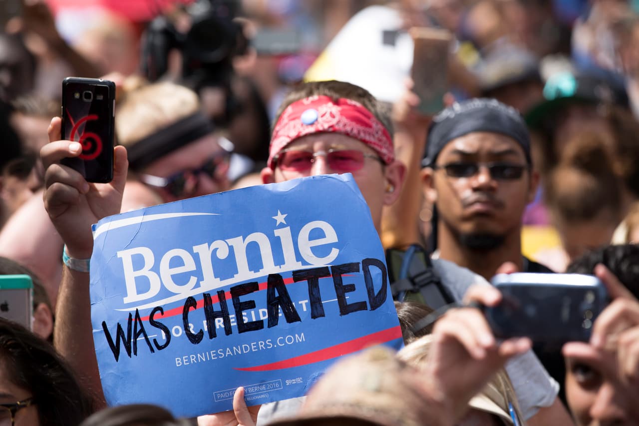 MARTES 26 DE JULIO. 2:32 PM. Muchos partidarios de Sanders no están de acuerdo con su decisión de apoyar a Hillary Clinton como candidata del partido demócrata. En uno de los carteles presentes en la concentración del centro de Filadelfia se lee “Bernie fue engañado”.
