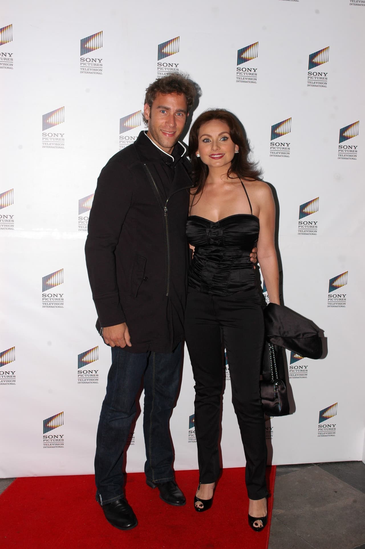 Carlos de la Mota y Elizabeth Álvarez vivían feliz romance en 2007. Como ya sabrás, ella ahora vive feliz en familia con Jorge Salinas.