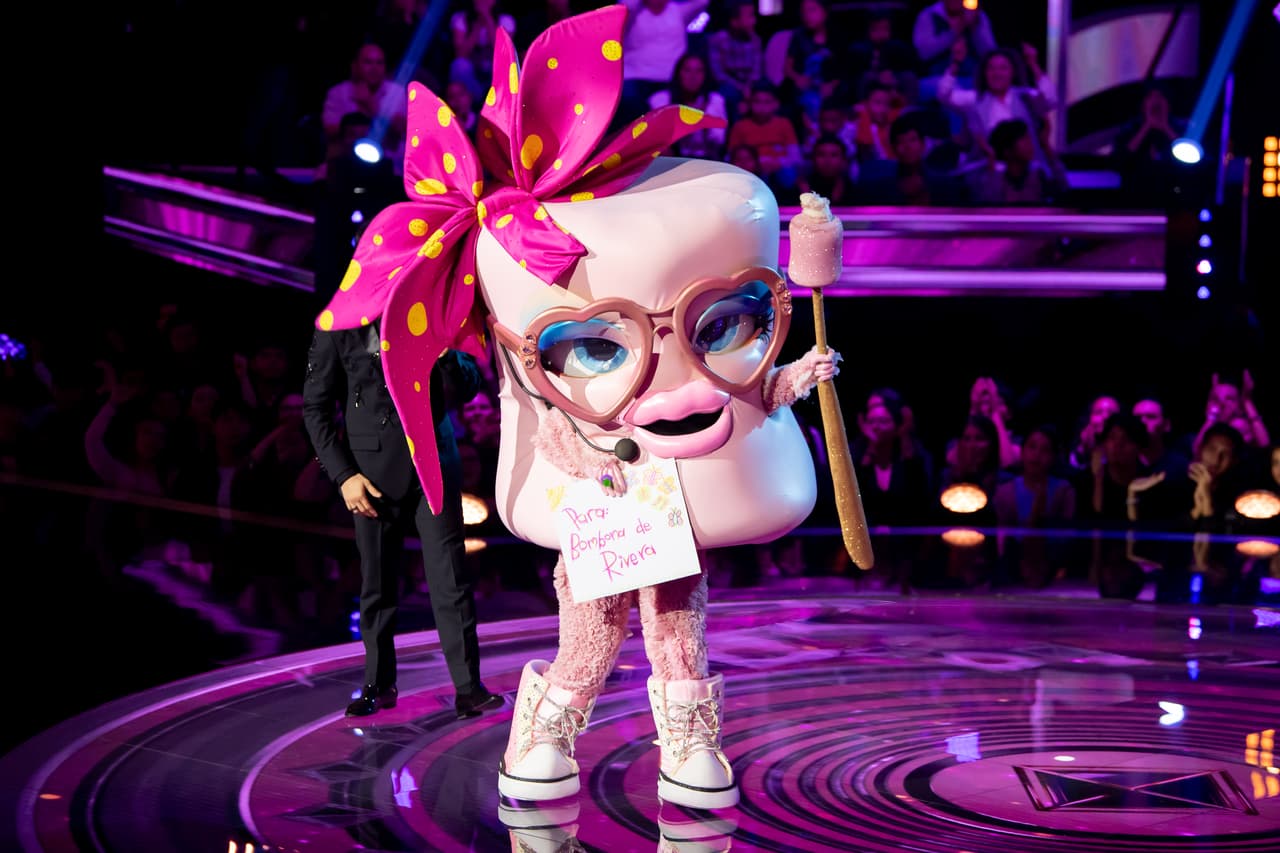 El segundo combate inició con Bombona, quien llegó muy emocionada porque aseguró haber recibido la invitación a la boda de Martha Higareda. 
<br>