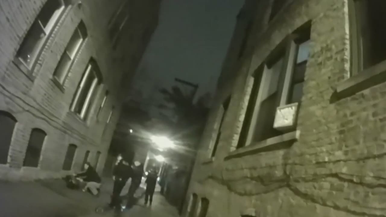 Universidad de Chicago revela video del momento en el que un policía hirió a un estudiante