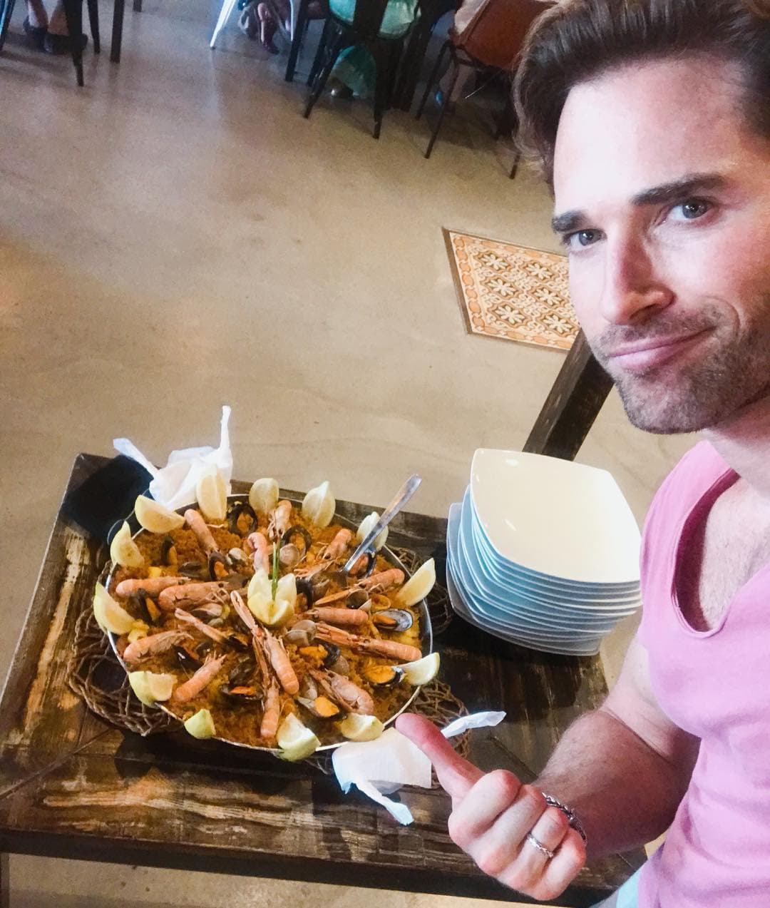 Los 'Rulli cakes', agrega entre risas, “son muy famosos”, e incluso conocidos por sus compañeros de elenco, pues Renata Notni, quien estaba en esta entrevista, aseguró que son “deliciosos”, mientras él dijo en qué consisten: “Son una comida muy balanceada, hecha con claras de huevo, avena y plátano. Son un invento mío, algo muy saludable”. Y bromea asegurando, siempre entre risas, que “¡ya están patentados!”. 
<br>