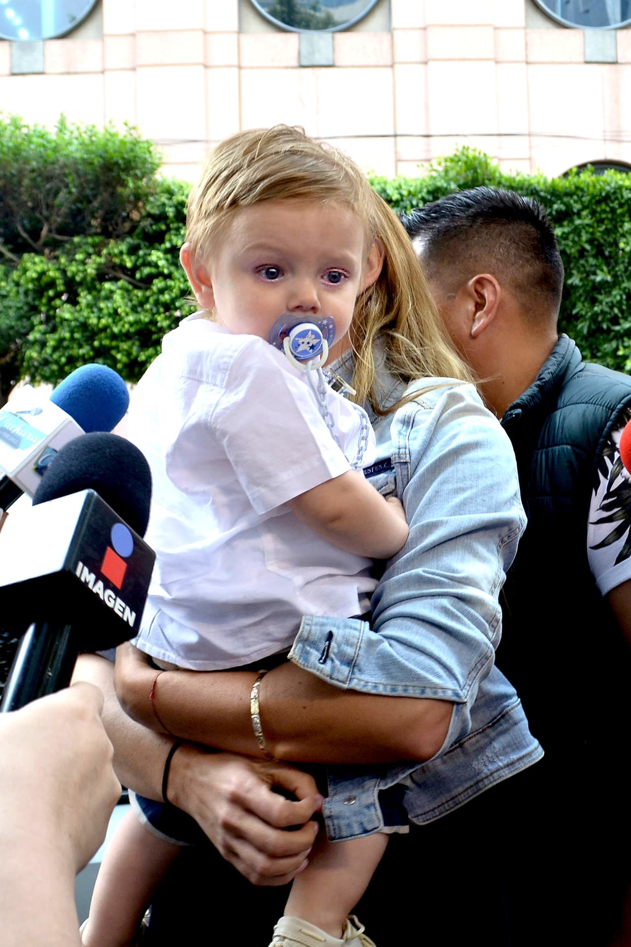 "Es un azabache y es de protección. Siempre se lo pongo, ¿verdad Maty?", explicó Marjorie a medios de comunicación mientras cargaba a su bebé y confesaba que ella también usa una, según People en Español.