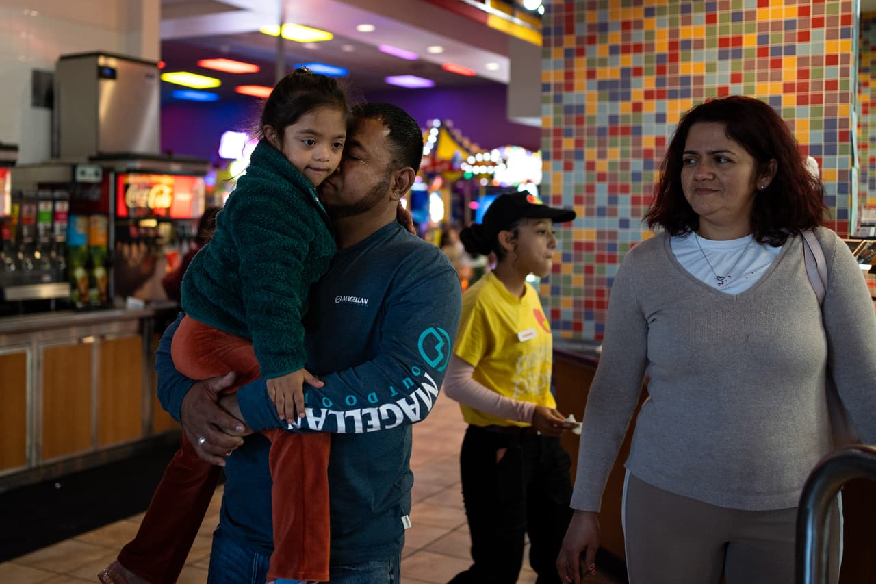 <i>Alina Lazo juega con su papá y su mamá en la pizzería Peter Piper, en Houston. </i>
