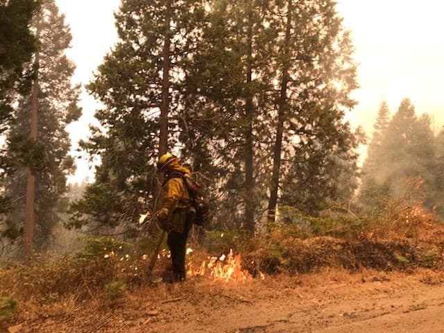 En Camp Nelson, los bomberos patrullan el área en busca de puntos calientes, con el objetivo de eliminar las amenazas latentes.
<br>