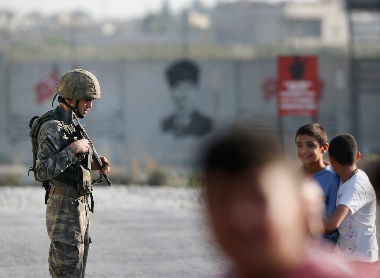 Trump ordena el retiro de tropas estadounidenses en el norte de Siria, mientras Al Asad traslada militares a la frontera